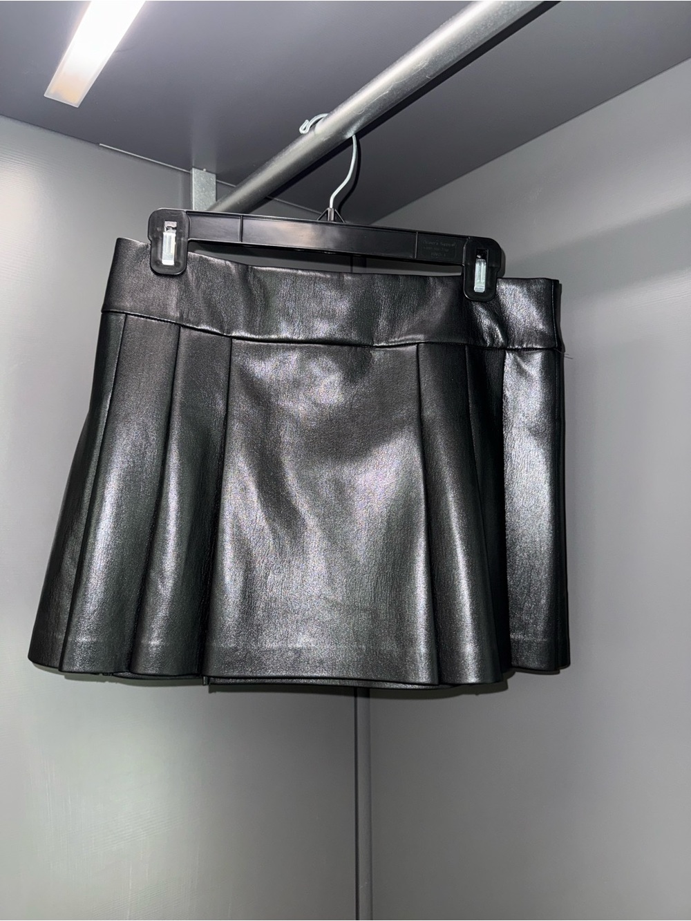 Alice + Olivia Black Pleated Faux Leather Mini Skirt - Picture 2 of 4